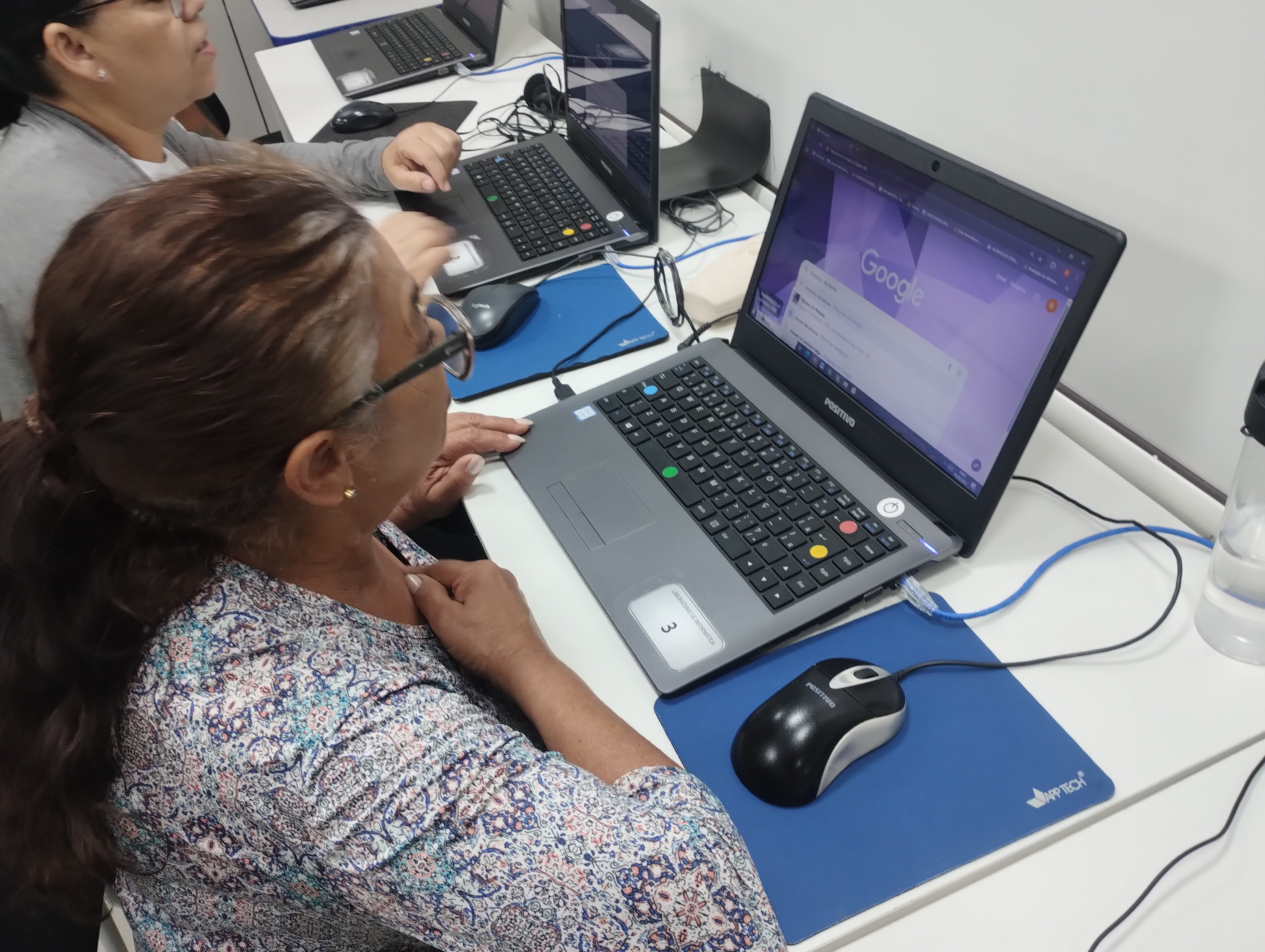 SEVERINA EM AULA DE INFORMÁTICA NAVEGANDO NO SITE DO MUSEU DA PESSOA 